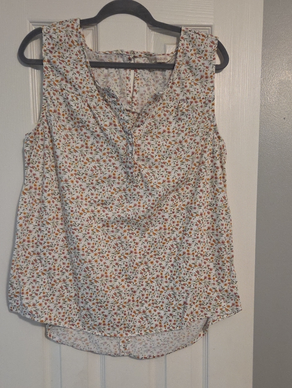 Eden & Olivia White Floral V-Neck Sleeveless Camisole
